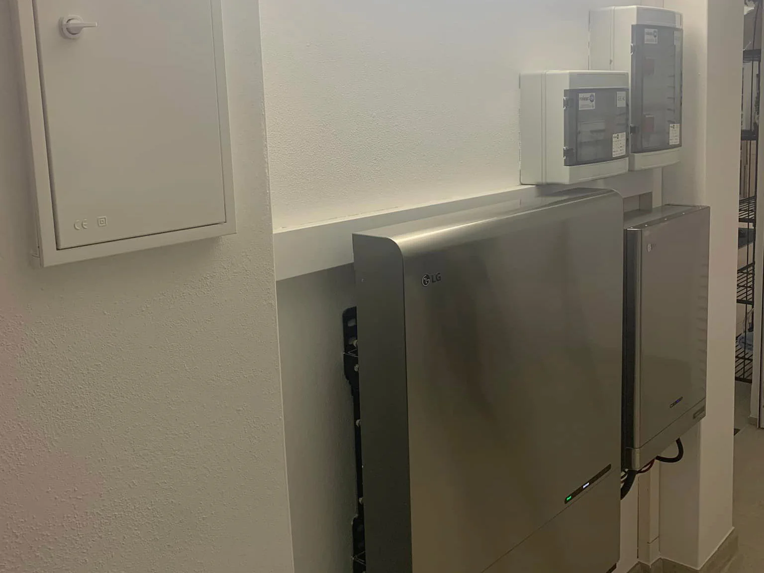 22 Panels Sharp 370wp + LG Solar Solutions.