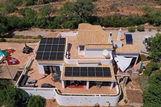 LG ESS Hybrid Solar & Battery System in Estoi